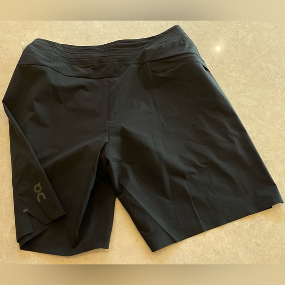 On Running Hybrid Shorts In Black Size XL - Picture 8 of 17